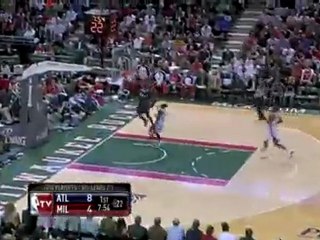 Mike Bibby throws the ball ahead to Marvin Williams for the