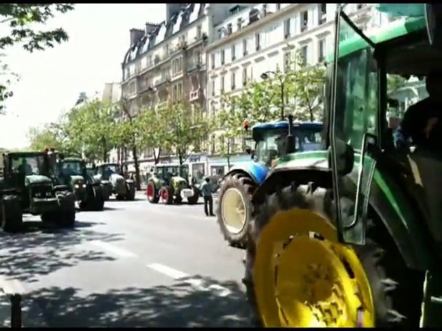 Manifestation des agriculteurs en tracteur dans Paris