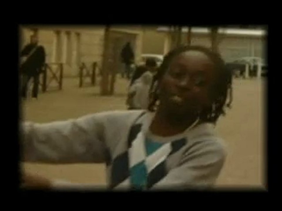 momo l agogé jongle avec les p tits du quartier