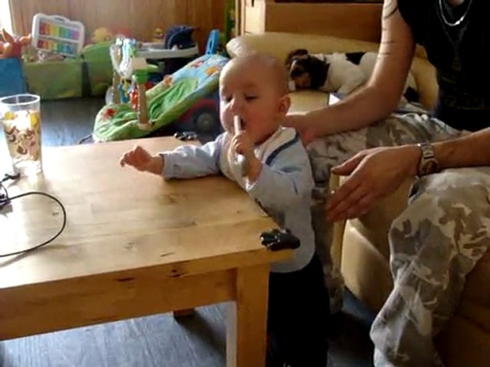 Freddy tient debout avec appui