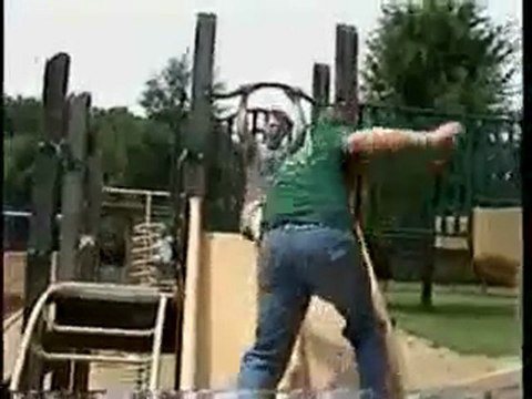 Régis sur un tobogan