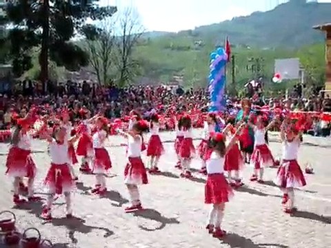 KUMRU'DA 23 NİSAN'DA ŞEKERLİ GÖSTERİ/MİNİKLER PARMAK ISIRTTI