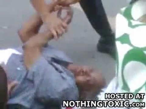 Grosse vache de femme flic s'attaquant à un vieillard!