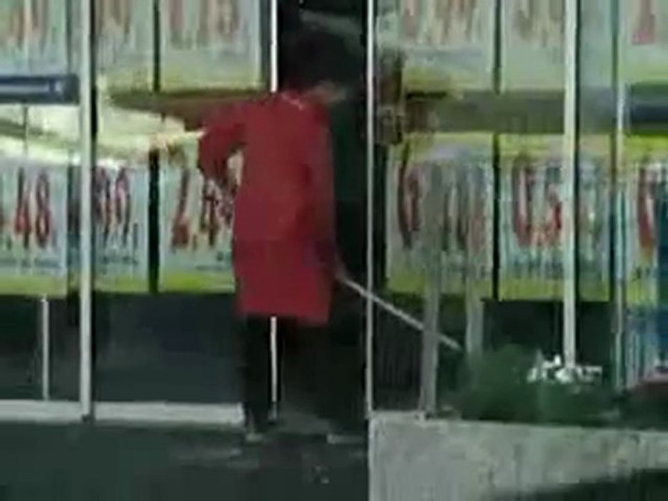 La femme de régis nettoie des portes vitrées