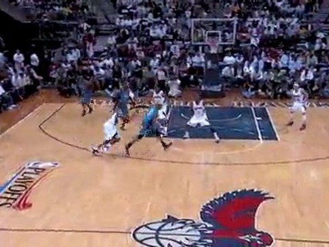 Matt Barnes gives the nice no-look pass to Dwight Howard for