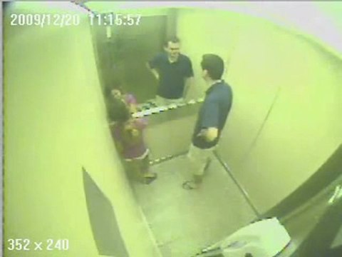 ascensore precipita salvi padre e figlia