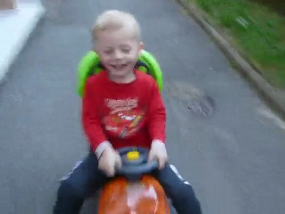 lucas sur sa camionette