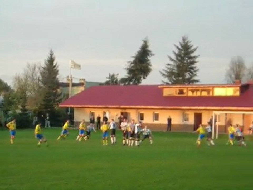 Strzał z wolnego Pawła Rebizaka