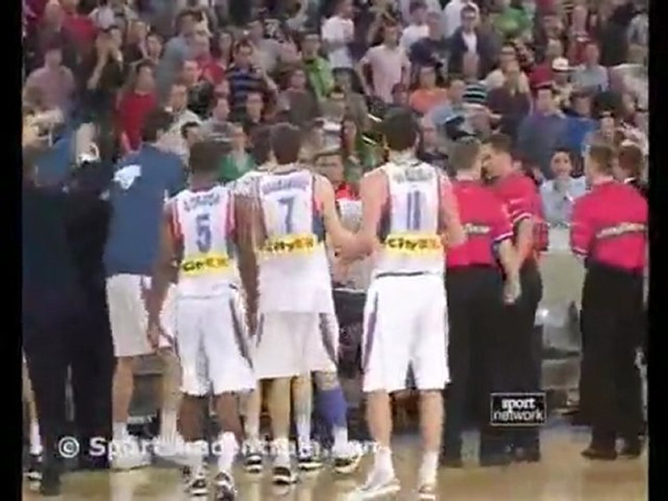 Une équipe de Basket célèbre sa victoire trop tôt