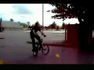 Download Video: Ko après un gros faceplant en vélo !