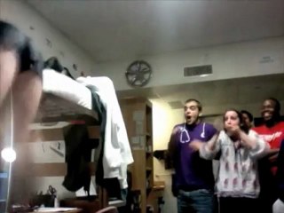 Blonde essaie de sauter sur un lit à 2 reprises ! lol