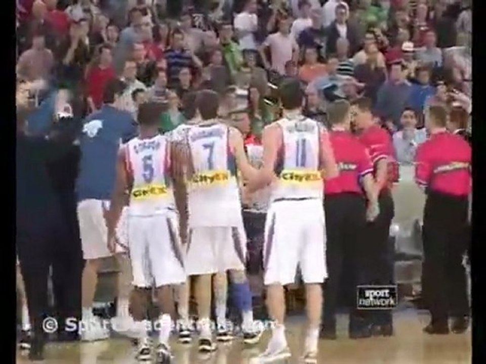 Équipe de basket ball célèbre sa victoire trop tôt !