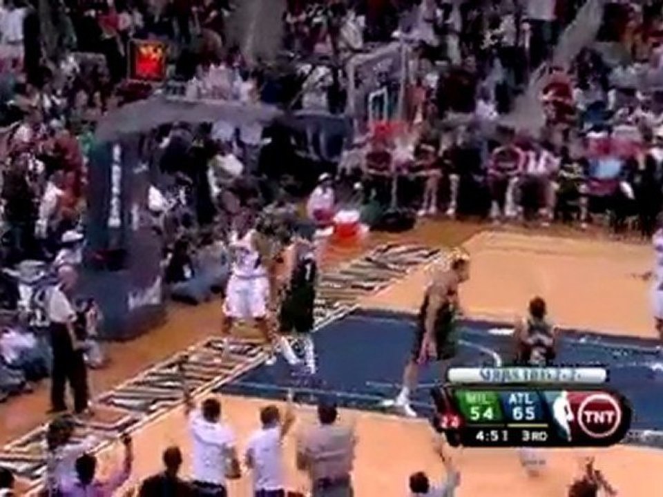 Al Horford takes the pass from Mike Bibby and tosses it down