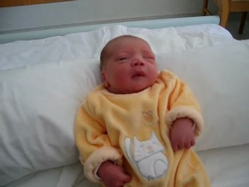 théo qui dit bonjour !