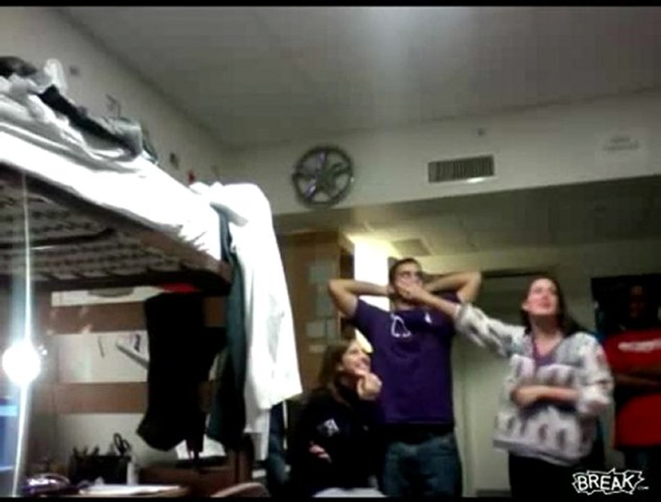 bionda salta dal letto e fallisce - 2 volte