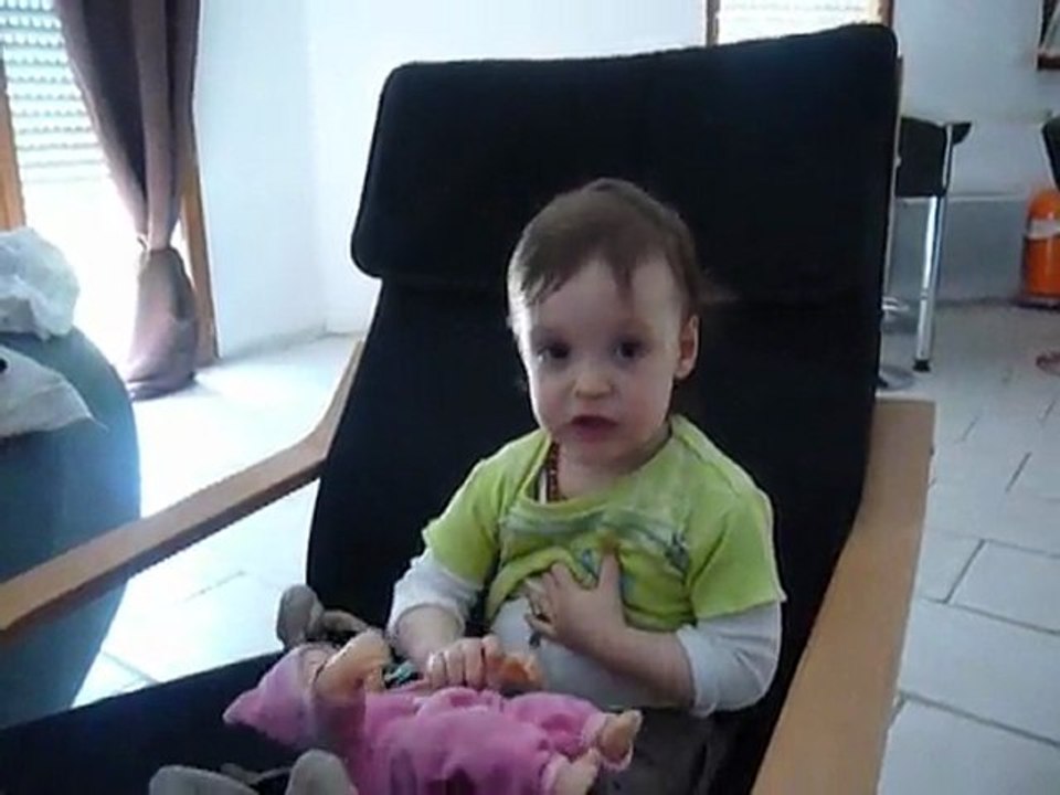 bébé donne la tété à sa poupée