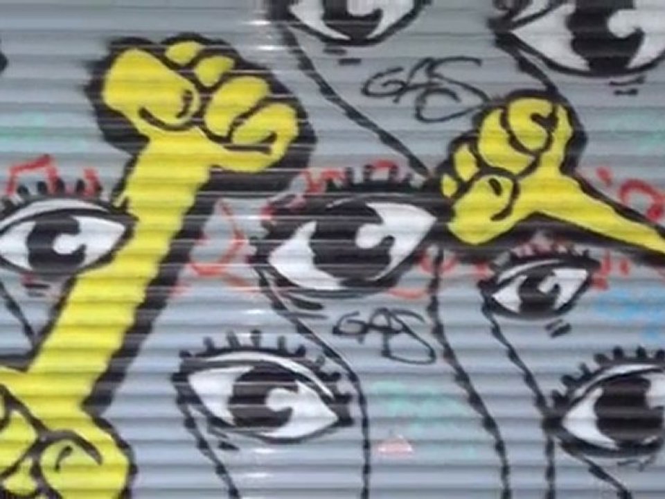 Le poing jaune de Beyoglu