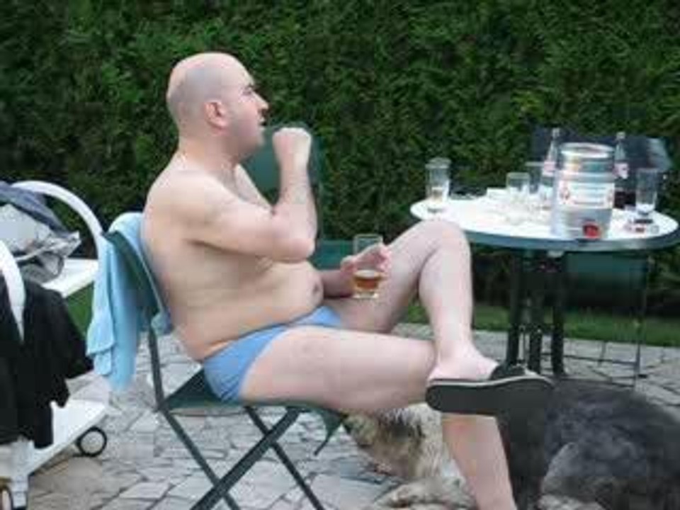 au bord de la piscine
