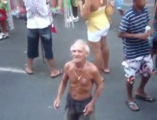 Papy fou dans la rue