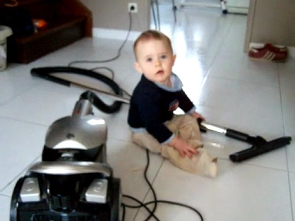 luka avec l'aspirateur