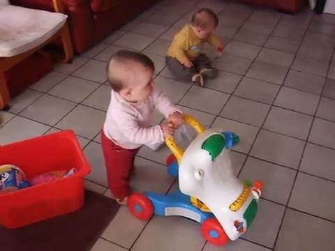 Isis marche avec son trotteur - 11 mois