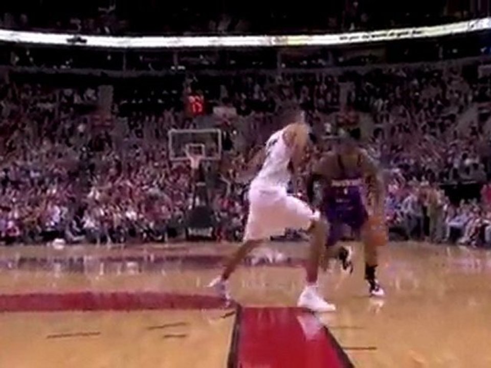 Amar'e Stoudemire drives baseline and throws down the one ha