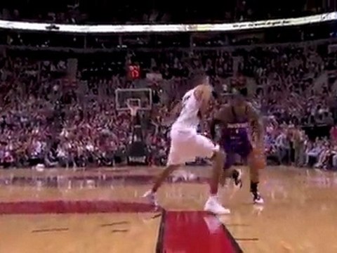 Amar'e Stoudemire drives baseline and throws down the one ha