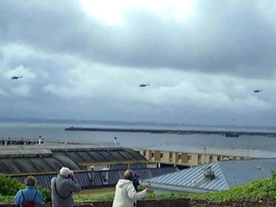 L'adieu des super frelons à Brest. Premier passage.