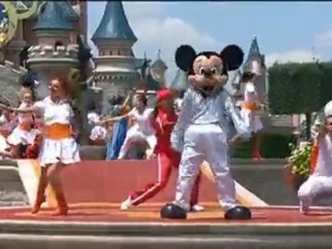 PLACE A LA FETE AVEC MICKEY ET SES AMIS PARC DISNEYLAND A