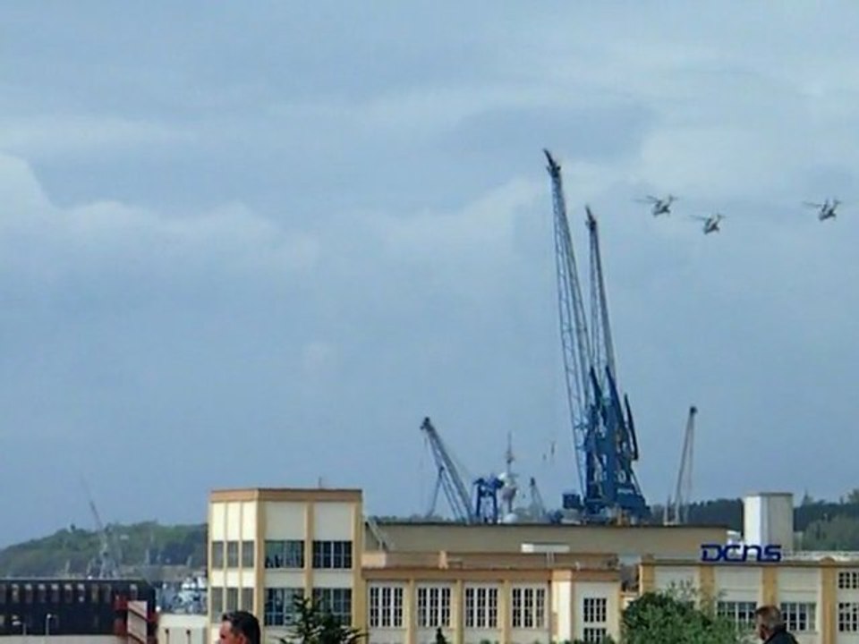 2° L'adieu des super frelons à Brest. Deuxième passage.