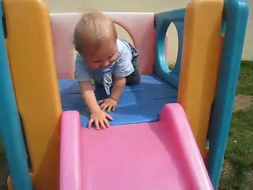 Tiago fait du toboggan