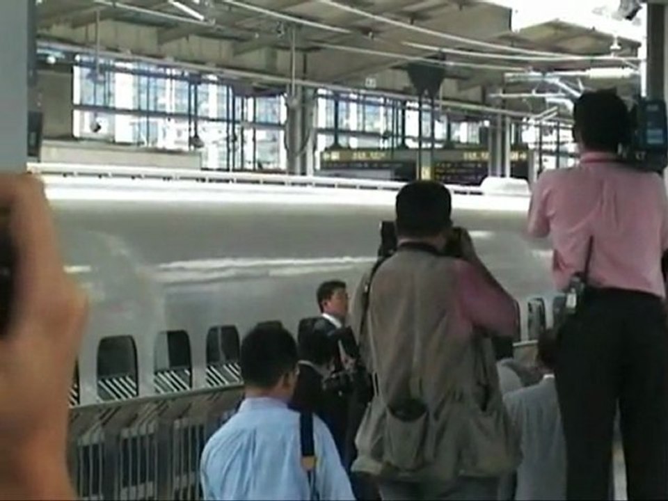Akihito, Sa Majesté l'Empereur du Japon, à la gare de Kyoto