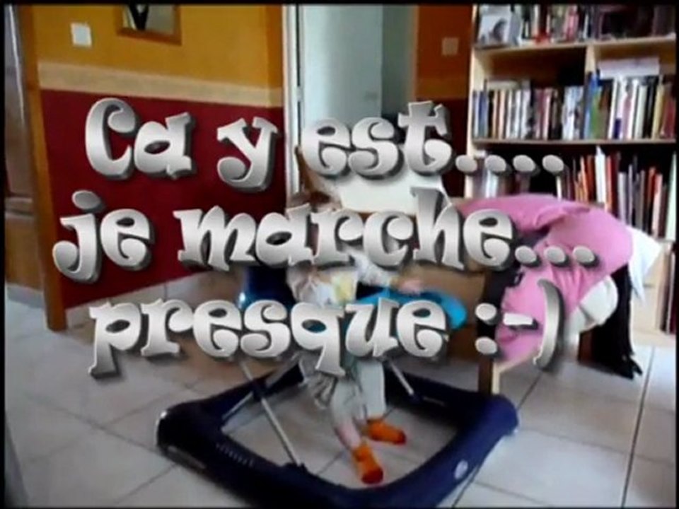 Zoé dans le trotteur, première sortie :-)