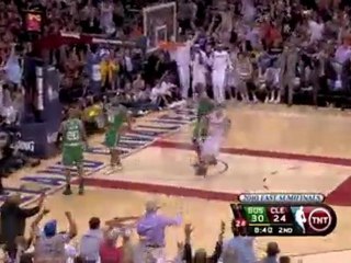 Jamario Moon throws a nice pass to Delonte West, who finishe