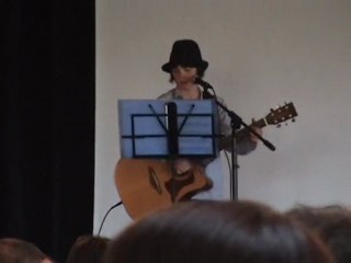 Mariage D'Emilie et Josselyn-Romain chante Raphael