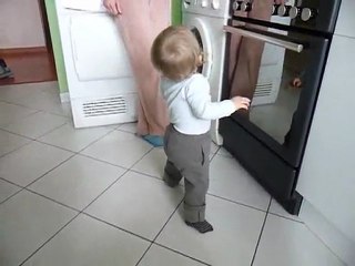 Eliott tient debout