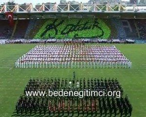 19 MAYIS GENCLIK VE SPOR BAYRAMI BAYRAK KAREOGRAFILERI 3