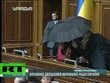 Lancio di uova e fumogeni al parlamento ucraino