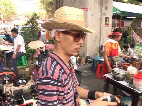 La vie quotidienne des chemises rouges en plein Bangkok