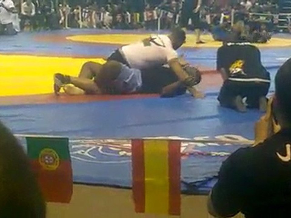 elgarne soufian (tee short blanc) se fait volé par l'arbitre