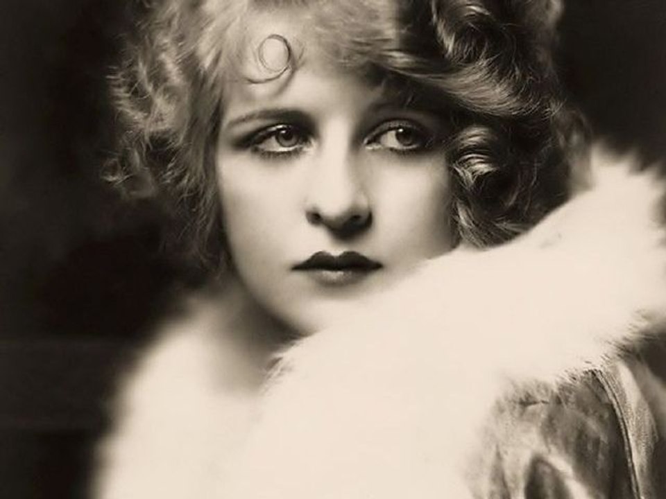 Modelos mujeres bellas y sexy años 1900 moda