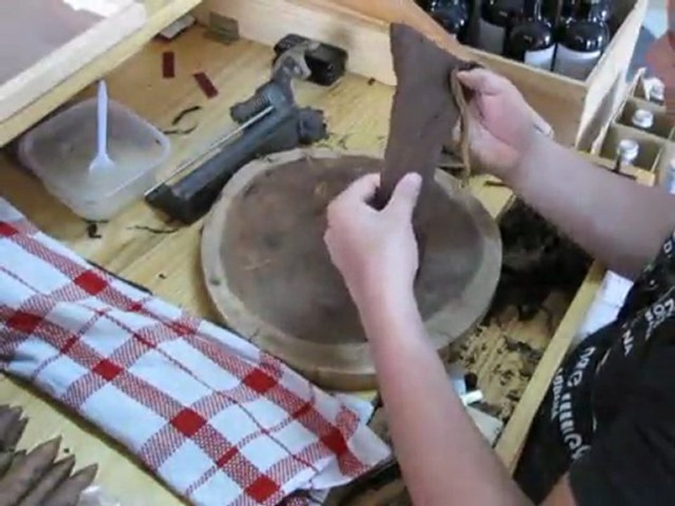 How to roll a cigar for beginners