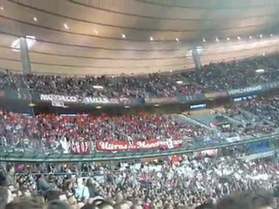Finale PSG Monaco : Parcage Monaco agitation de drapeaux