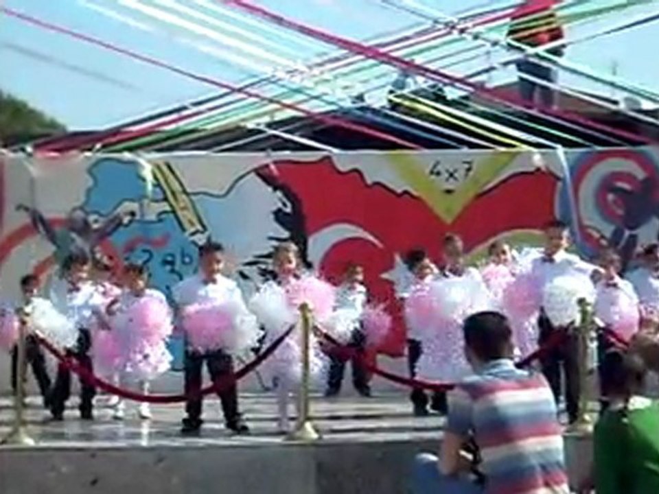 ŞAİR EŞREF İLK ÖĞRETİM  OKULU 23 NİSAN GÖSTERİLERİ  (2)