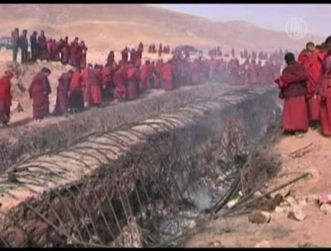 Des moines tibétains prient pour les victimes