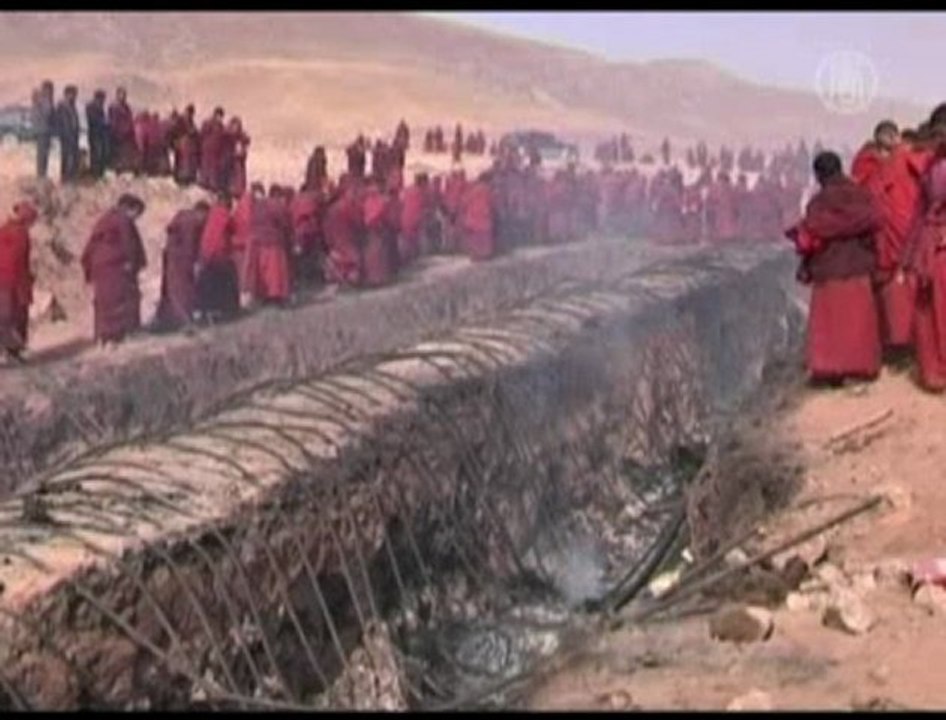 Des moines tibétains prient pour les victimes