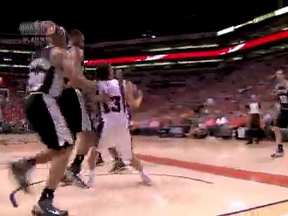 Steve Nash drives baseline and hits the reverse layup over T