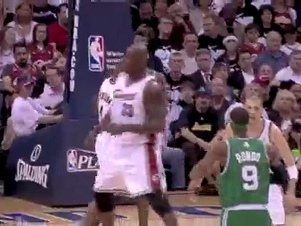 Rajon Rondo finds Kevin Garnett under the basket for easy ho
