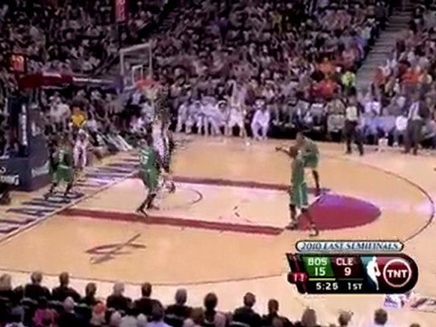 Mo Williams finds Shaquille O'Neal on the inside with a nice