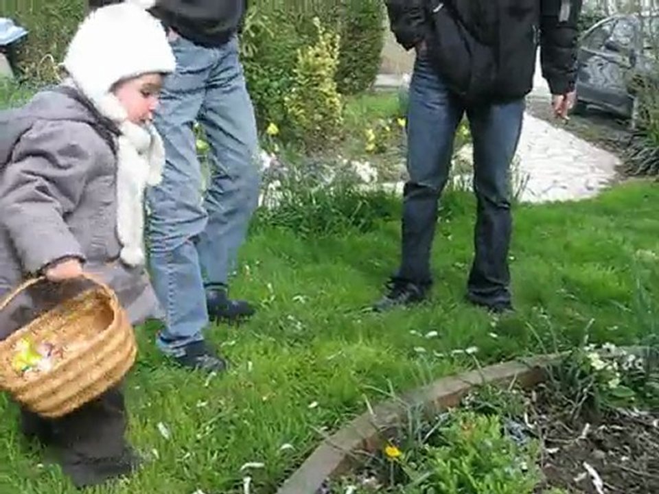 lola ramasse ses oeufs de pâques